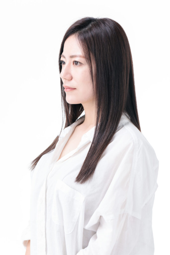 岡山でカラー後の色落ちを防ぐ髪質改善を受けた女性のツヤ髪