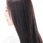 岡山の美容室Mint leafで秋の抜け毛対策として頭皮ケアと髪質改善を受ける様子