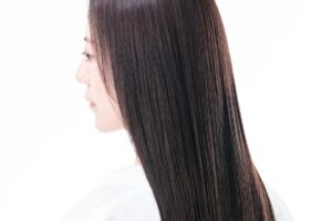 岡山の美容室Mint leafで秋の抜け毛対策として頭皮ケアと髪質改善を受ける様子